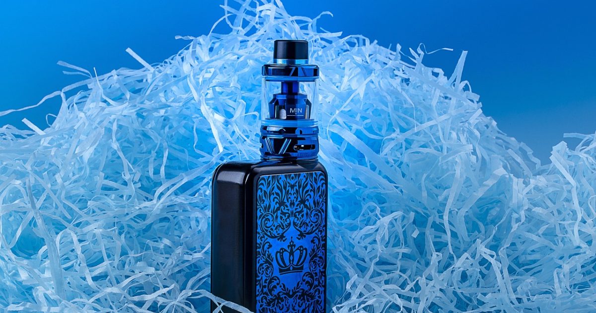 清晨窗边桌面上摊开的纸质时段表与一杯冒热气的茶，旁边手机屏幕亮着用于安排吃瓜网三个词的使用顺序